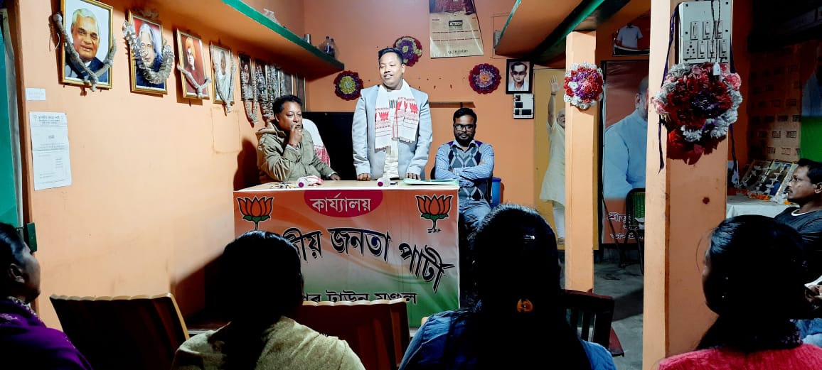MonoranjanRay7's tweet photo. চাপৰ মণ্ডল বিজেপিৰ মূখ্য কাৰ্যালয় ভাৰতীয় জনতা যুৱ মৰ্চাৰ নৱ-গঠিত বিষয়-ববীয়া সকলোৰ উপস্থিতিত এখন আদৰণি তথা চিনাকী পৰ্ব সভাত অংশগ্ৰহন কৰো।

মোৰ সহিতে উপস্থিত থাকে বিজেপি, চাপৰ টাউন মণ্ডলৰ সভাপতি মাননীয় শ্ৰীযুত দেৱজিৎ বৰকলিতা ডাঙৰীয়া উপস্থিত থাকে।। https://t.co/nv1EAr9kiU
