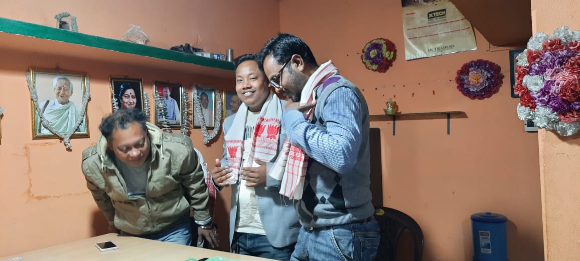 MonoranjanRay7's tweet photo. চাপৰ মণ্ডল বিজেপিৰ মূখ্য কাৰ্যালয় ভাৰতীয় জনতা যুৱ মৰ্চাৰ নৱ-গঠিত বিষয়-ববীয়া সকলোৰ উপস্থিতিত এখন আদৰণি তথা চিনাকী পৰ্ব সভাত অংশগ্ৰহন কৰো।

মোৰ সহিতে উপস্থিত থাকে বিজেপি, চাপৰ টাউন মণ্ডলৰ সভাপতি মাননীয় শ্ৰীযুত দেৱজিৎ বৰকলিতা ডাঙৰীয়া উপস্থিত থাকে।। https://t.co/nv1EAr9kiU