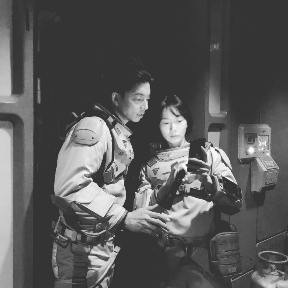 gongyoothailand's tweet photo. GONG YOO's instagram update
วันที่ : 2021.12.20
แคปชั่น :  🌚👨‍🚀👩‍🚀
tag people: @ doonabae 
ที่มา  : _gongyoo_official_
ลิ้งค์ : https://t.co/SHeSRLU9Ti

หมายเหตุ : ภาพขณะอยู่ในกองถ่ายซีรีส์ #TheSilentSea 

#gongyoo #공유 #กงยู https://t.co/fL3pgnWwAW