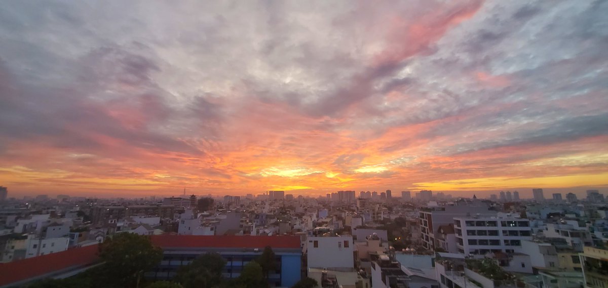 HoangHo92054993's tweet photo. Sunrise this morning 🌞🌞🌞
#sunrise #sunrisephotography #sunrises #sunrisemoment #skycolors #skyview #Cloud #cloudcolors #skymagic #skyvibes https://t.co/k5A8FuuigH