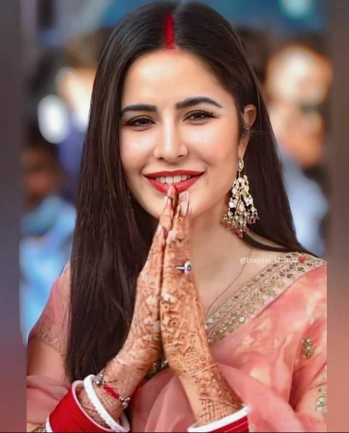 BeingArun28's tweet image. गले मे मंगलसूत्र, मांग मैं सिंदूर, सौम्य मुस्कान...

इसका मजाक उडाने की जगह.....इसका इतिहास भुलाकर स्वागत कीजिए क्योंकि ये किसी तैमूर या औरंगजेब की माँ नही बनेगी