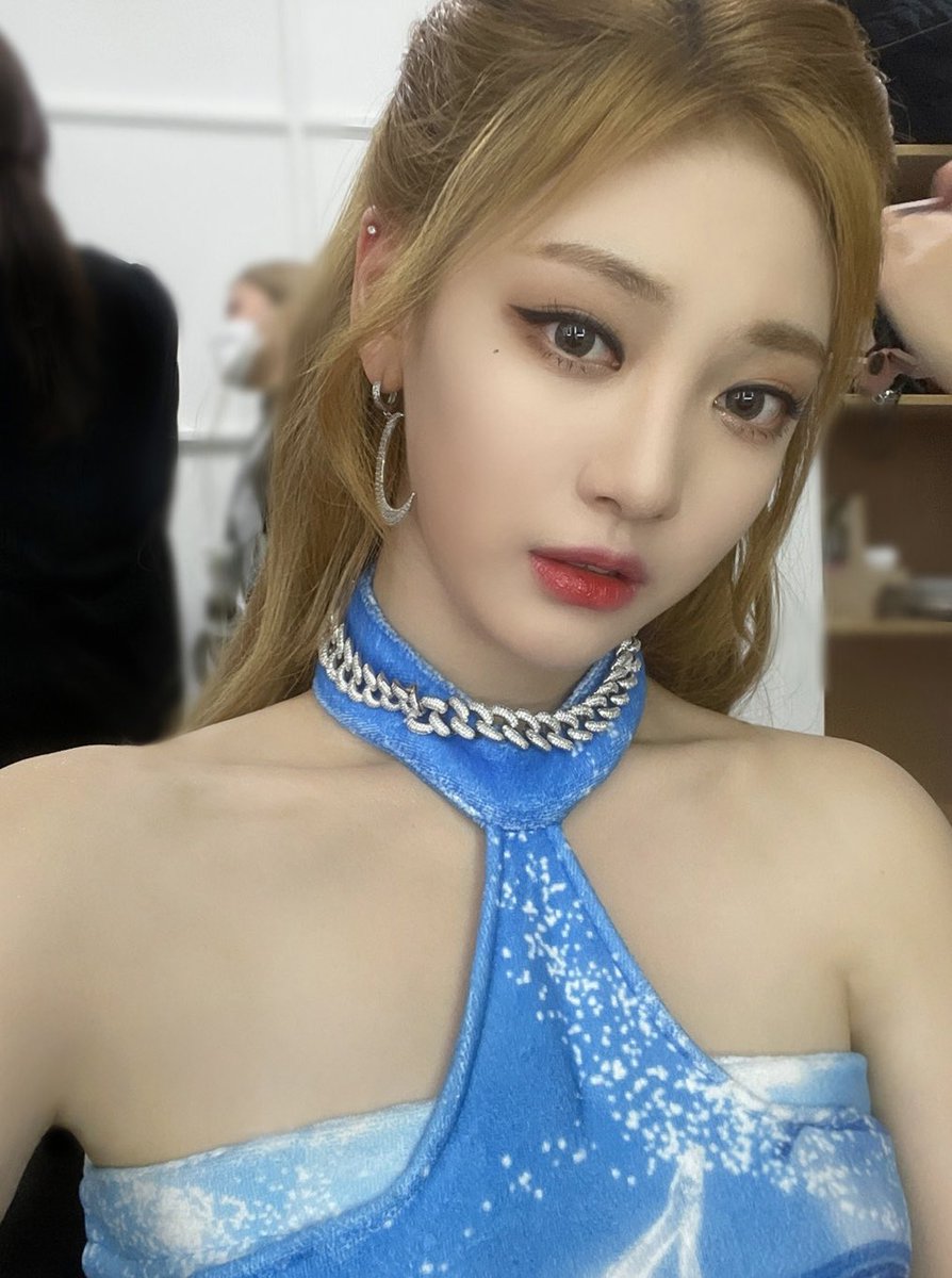NINGNlNGG's tweet photo. massive thanks i convey for your attendance and cheer for us. another year is about to pass, i’m beyond happy that i could meet you this way (KBS Song Festival)! i can’t wait to spend Christmas Eve with everyone as well. until then, let’s cheer up more and be even happier! ♥︎ https://t.co/bW5ALt84II