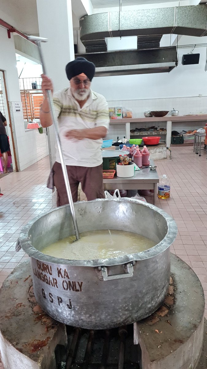 Jivan_Pandher's tweet photo. This man got up at 5am and has been cooking non-stop till now https://t.co/SwbHjmeA2F