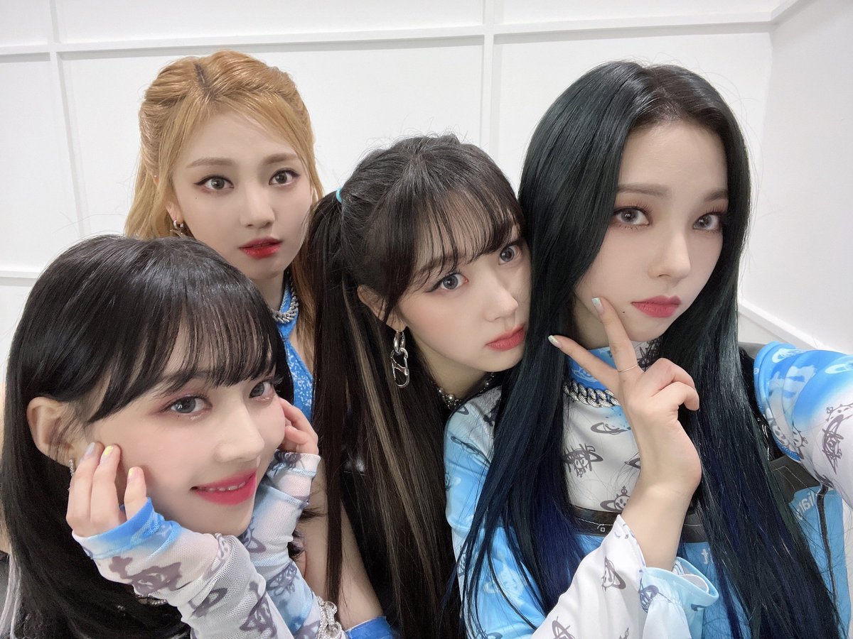 NINGNlNGG's tweet photo. last year’s gayo daechukje, we could only perform alone without any audience members, but thankfully this year, we were able to stand on stage in front of our MYs. it made us so ecstatic. In the last few remaining days of the year, please spend it together with us! 𖥔 ࣪ ᥫ᭡ https://t.co/YiS85n4IIn