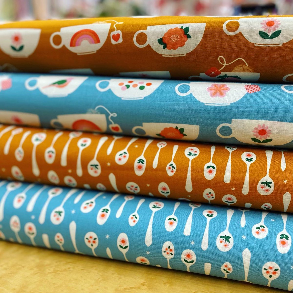 cottonfamilytmk's tweet photo. 本日はmodaのRuby Starよりメロディミラーの新作が届きましたのでご紹介させていただきます!レトロ可愛いティーカップとスプーン柄💚
https://t.co/naL25WECRT
#melodymiller #メロディミラー #rubystarsociety #ルビースター #usacotton #輸入生地 #ティーカップ柄 #スプーン柄 #生地屋 https://t.co/7gnCQswAbS