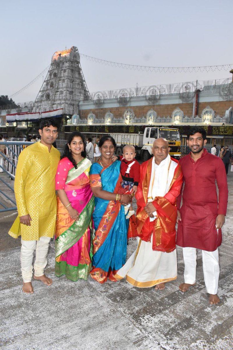 TRRTRS's tweet photo. కుటుంబ సమేతంగా తిరుమల తిరుపతి వెంకటేశ్వర స్వామి వారిని దర్శించుకున్న TRS రాష్ట్ర ప్రధాన కార్యదర్శి, ఎమ్మెల్సీ తక్కెళ్లపల్లి రవీందర్ రావు గారు.@KTRTRS @TelanganaCMO @trsharish @RaoKavitha @ysathishreddy https://t.co/kyJrjhKebl