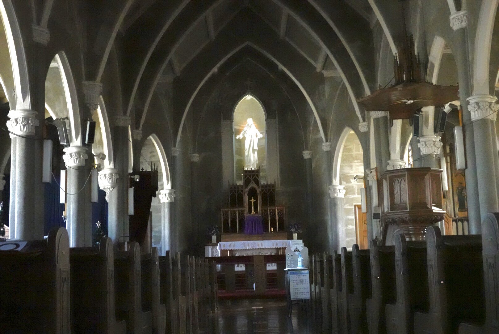 海 横浜の山手にある教会の聖堂に行ってみました 中はとても静かで神秘的 どこ撮っても絵になる感じでしたが イエス様が白飛びしてしまいました お昼は中華街で青島とラーメン やっぱ 横浜はいい どなたでも見学できます カトリック山手教会