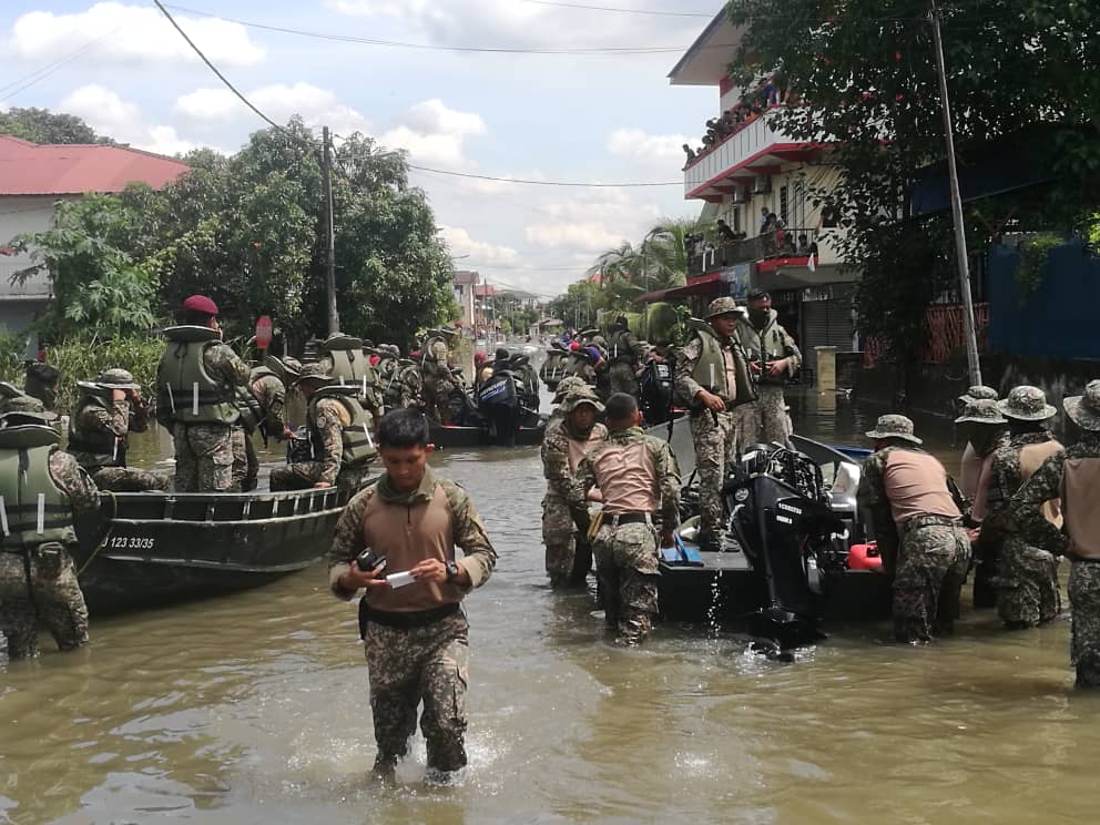 ajuahalim's tweet photo. Tenang gais. Tentera dah masuk sri muda #DaruratBanjir https://t.co/wJHfVNnUxd