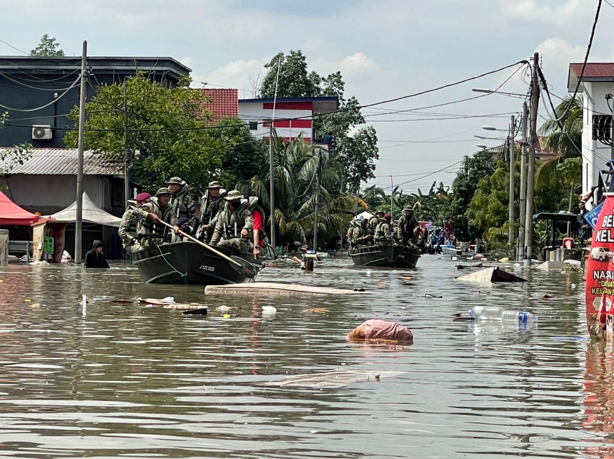ajuahalim's tweet photo. Tenang gais. Tentera dah masuk sri muda #DaruratBanjir https://t.co/wJHfVNnUxd