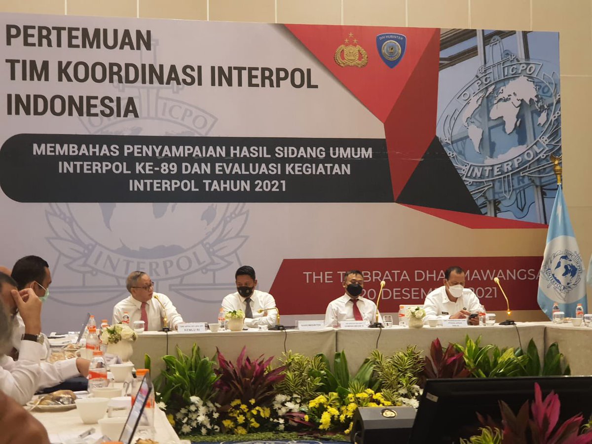1. Happy Monday #SahabatHPI!

Dalam Pertemuan Tim Koordinasi Interpol Indonesia hari ini, HP Polkam sampaikan apresiasi dan dukung koordinasi erat dengan NCB Interpol Polri dalam Kerja Sama Penegakkan Hukum ⚖️ <a href="/purnomoachandra/">Pungki</a>