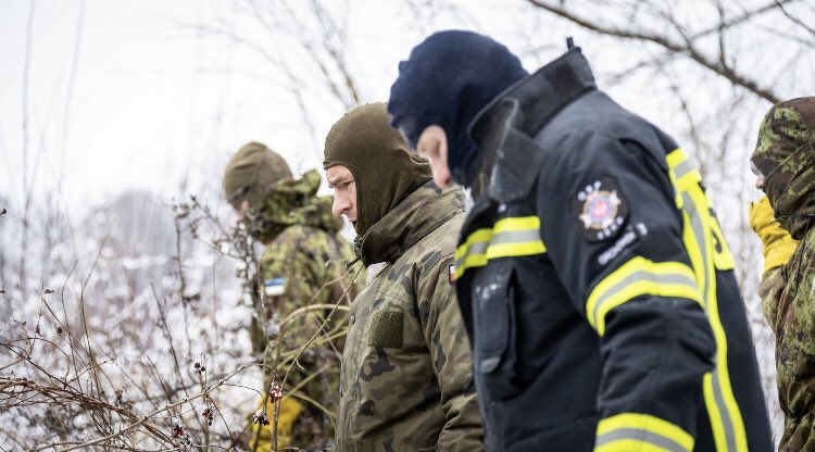 visegrad24's tweet photo. Polish firefighters and soldiers working together with Estonians on improving the border fence at Poland’s eastern border.
The Polish, Estonian and British soldiers working hard to stop illegal migrants from entering Poland will soon be joined by Hungarian and Czech troops too. https://t.co/4eK7YbVlua