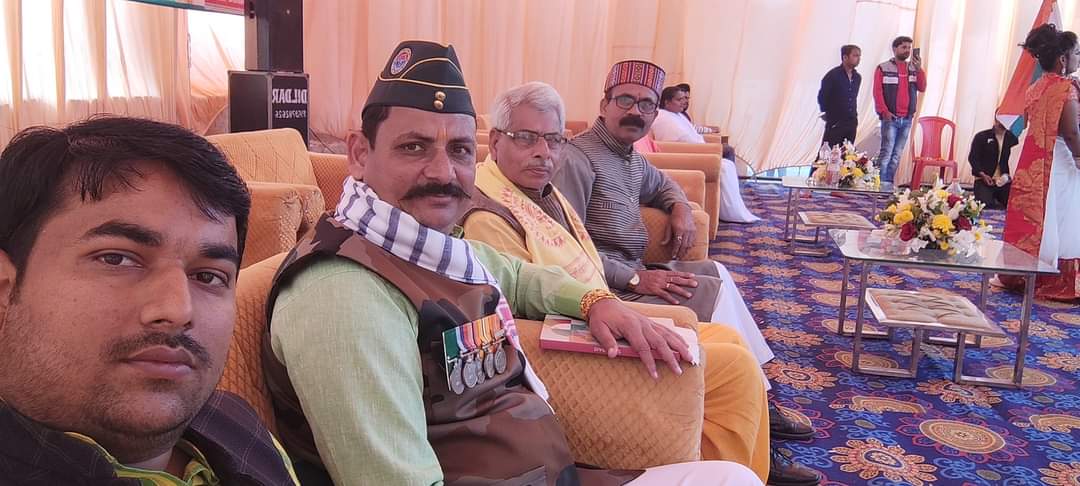 SanjaySChauhan4's tweet photo. पाकिस्तान पर भारत की ऐतिहासिक जीत पर बलिदानो को नमन के साथ 50वी आजादी के अमृत महोत्सव रामलीला ग्राउंड उन्नाव मे हिंदू सम्राट पुष्पेंद्र कुलश्रेष्ठ जी के ओजस्वी भाषण के साथ कार्यक्रम मे उपस्थित रहा
@rajnathsingh @myogioffice @swatantrabjp @sunilbansalbjp @brajeshpathakup @KSBSectt https://t.co/bwypgSudM0