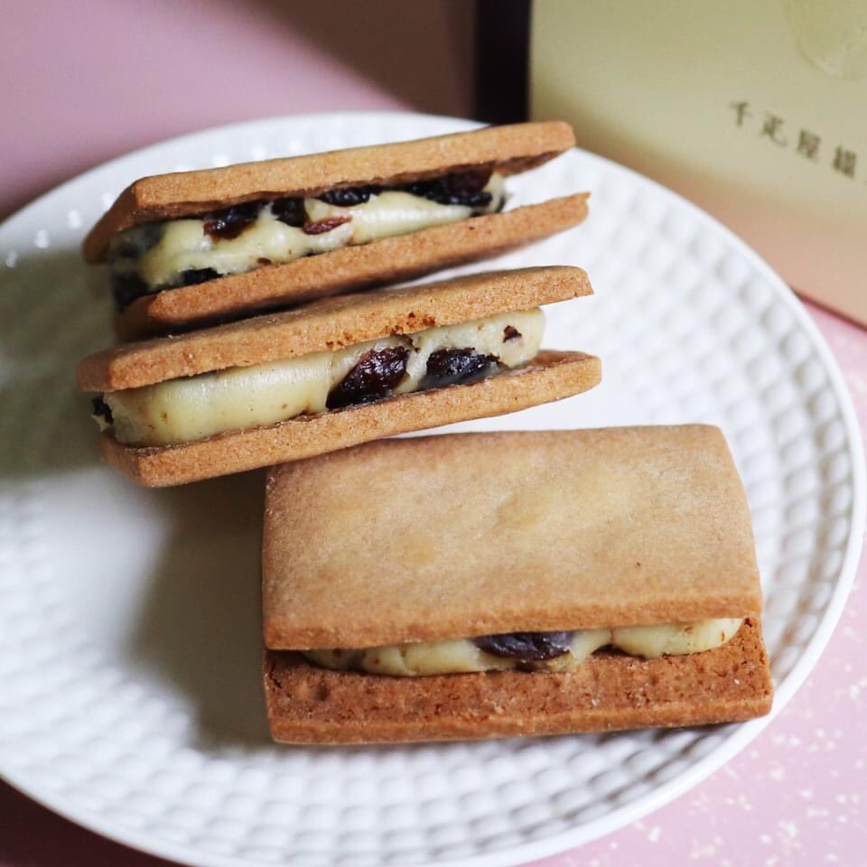 伊勢丹グルメ Isetan 日本橋 千疋屋総本店 プレミアムレーズンサンド パッケージを開けると芳醇なラム酒の香り クリームからのぞくたっぷりなレーズン コーヒーや紅茶の他 お酒とともに味わうのもおすすめですよ 本館地下1階 カフェ