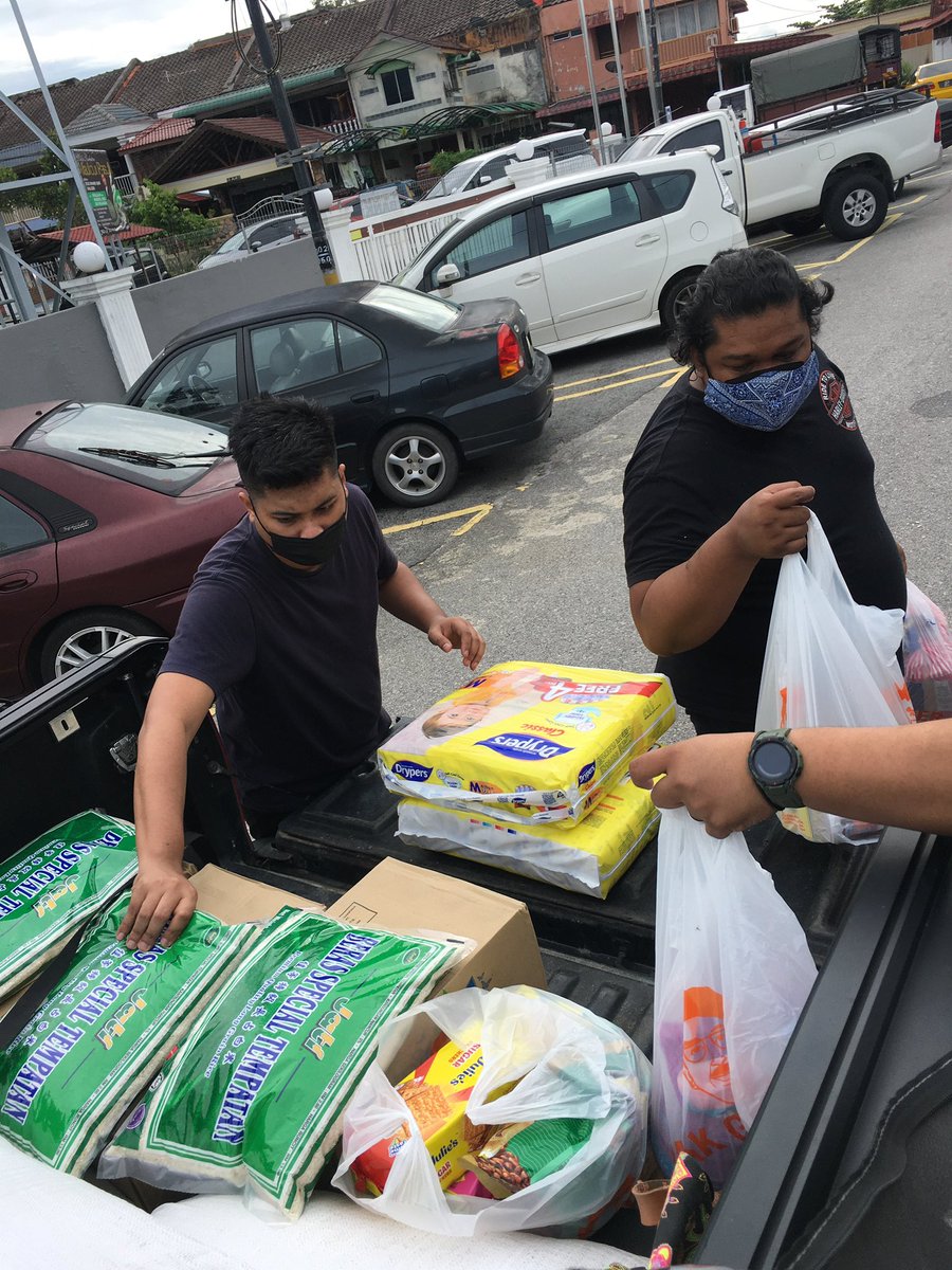 RalphJaszle's tweet photo. Okay kalini kita nak gerak dengan skala lagi besar. Yang nak sumbang pakaian, barang makan, keperluan asas yg lain boleh roger team aku. Sumbangan wang tunai pon diterima. Aku dgn team bukan under NGO, tapi gerak sendiri. PIC team aku https://t.co/Pi0DOIBh42 #DaruratBanjir https://t.co/VigWj33QPS