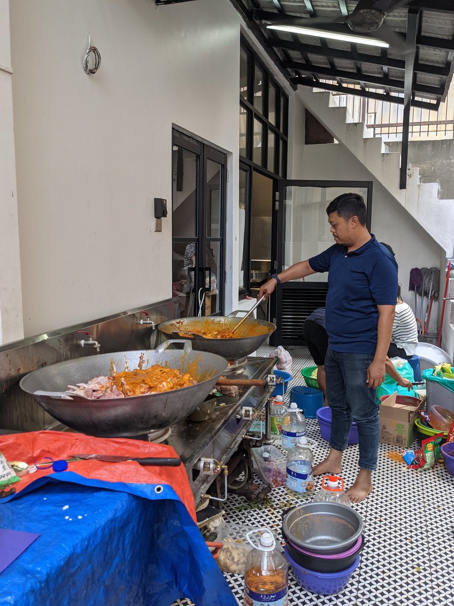 ellfmrzsmn's tweet photo. Cooked everything from scratch in the early am. Sending food batch by batch. To Hicom, Seksyen 18, and Hulu Langat today. Semoga dipermudahkan urusan. https://t.co/z3ZH1tfPCJ