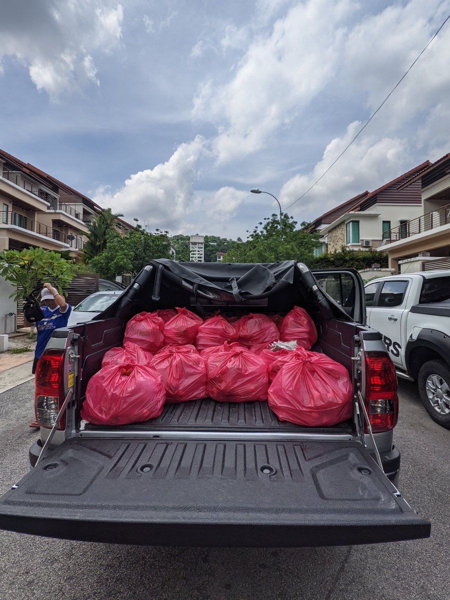 ellfmrzsmn's tweet photo. Cooked everything from scratch in the early am. Sending food batch by batch. To Hicom, Seksyen 18, and Hulu Langat today. Semoga dipermudahkan urusan. https://t.co/z3ZH1tfPCJ