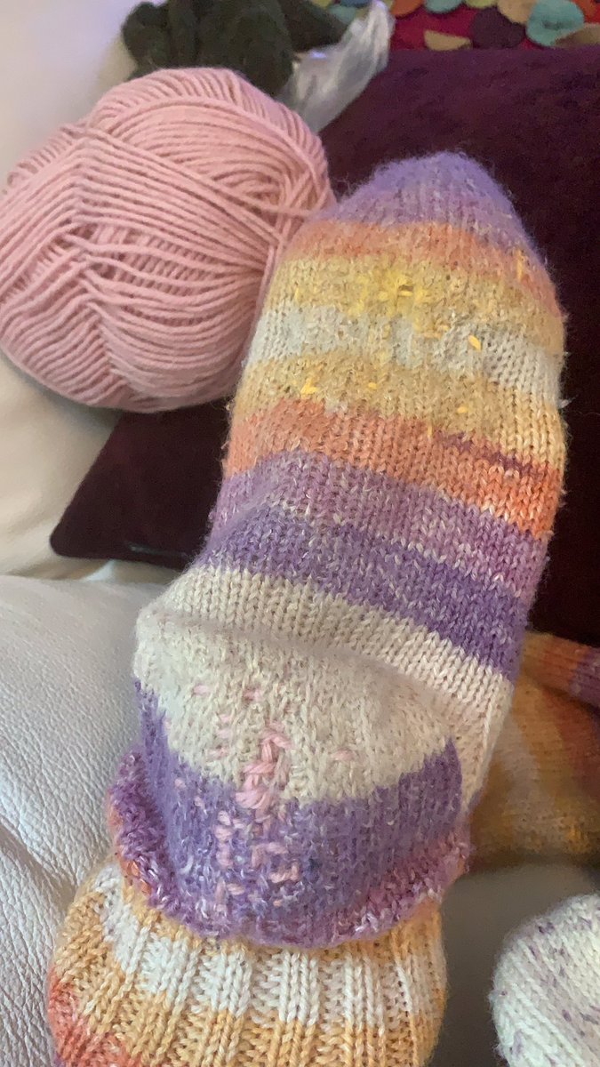 LeenaKetonen's tweet image. Mullakaan ei ole oikein kunnolla kutojan lahjoja niin olen opetellut korjaamaan sukkia; etätöissä kotona villasukat saa käyttöä! Tässä piilovahvistusta sisäpuolelle kun alkoi olla hiukipuhki! #parsinta