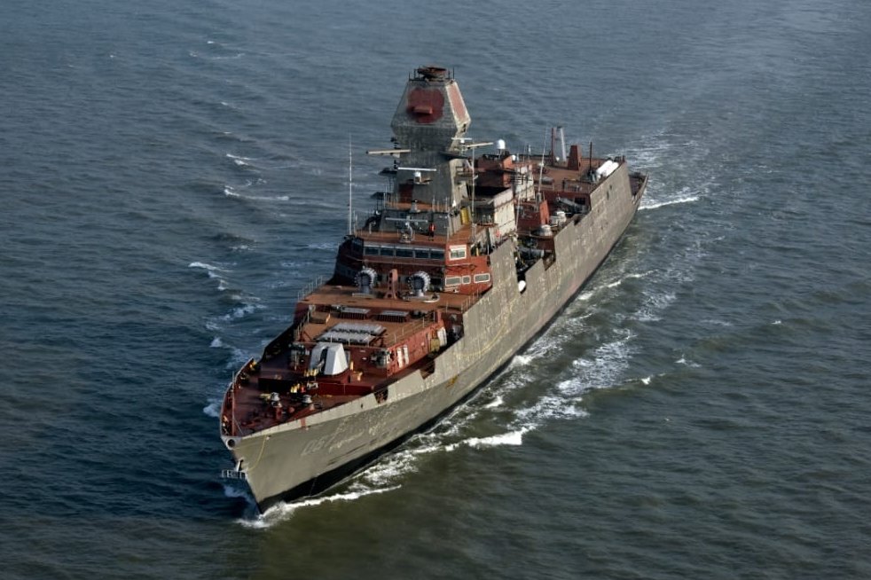 nedricknews's tweet image. भारतीय नौसेना का पी15बी श्रेणी का दूसरा स्वदेशी स्टील्थ विध्वंसक पोत 'मोरमुगांव' पहले समुद्री परीक्षण सफर के लिए हुआ रवाना; यह युद्धपोत छिप कर वार करने व कई मिसाइल और पन्नडुब्बी रोधी रॉकेट से लैस है
@indiannavy
#GoaAt60 #AatmaNirbharBharat #IndianNavy