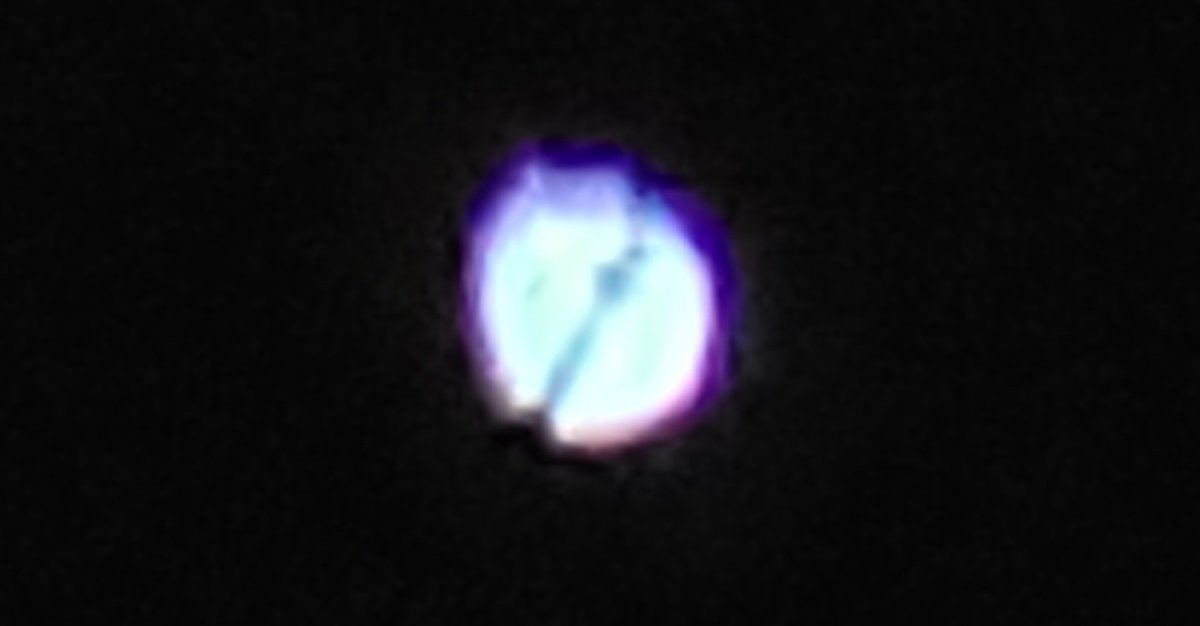 I was using an attachable lens for my phone to take a picture of Uranus through my bedroom window and I think you can actually see where the rings on it are (the line through the middle of it) https://t.co/TGL4mmR8dI