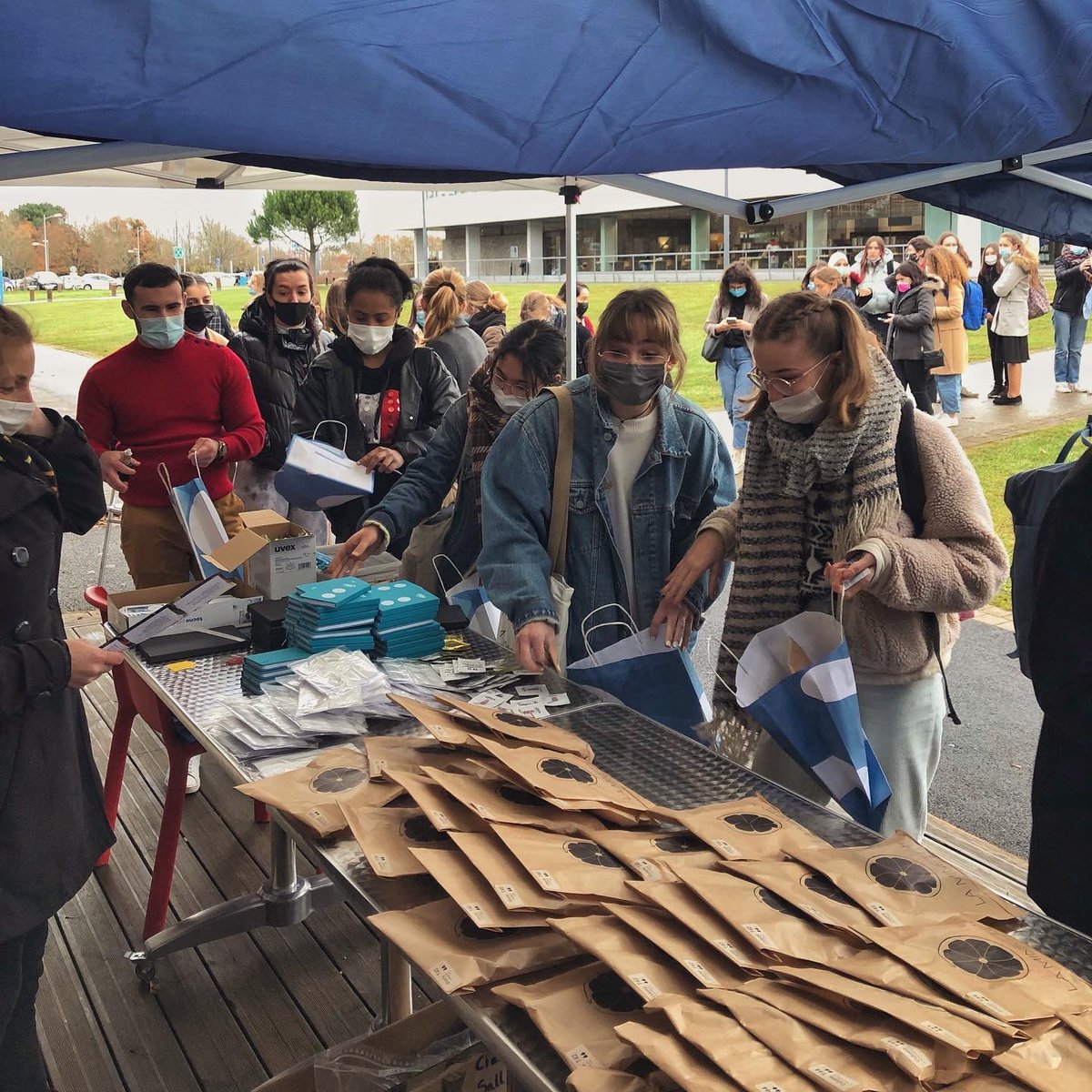 Distributions solidaires 🎄
✨Pour terminer l'année en beauté, l'UBS a organisé des distributions solidaires la semaine dernière sur ses 3 campus
Près de 2000 étudiant·e·s sont reparti·e·s avec des chocolats, produits d'hygiène, culottes menstruelles &amp; autres surprises ! 🎁