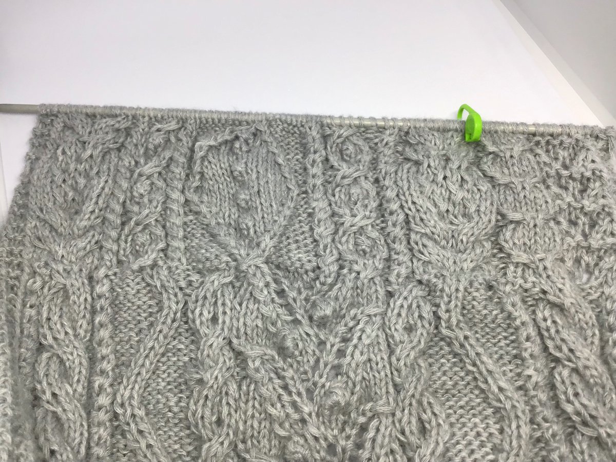 aki_knit's tweet photo. 24週目　No.084 左
25週目　No.102 右

380円で買った撮影用ボックス背景白黒撮り比べ。

幅が足りないのは分かってたけど無理やり使う

#アラン模様110KAL居残り組 https://t.co/nOtEfYbNPt