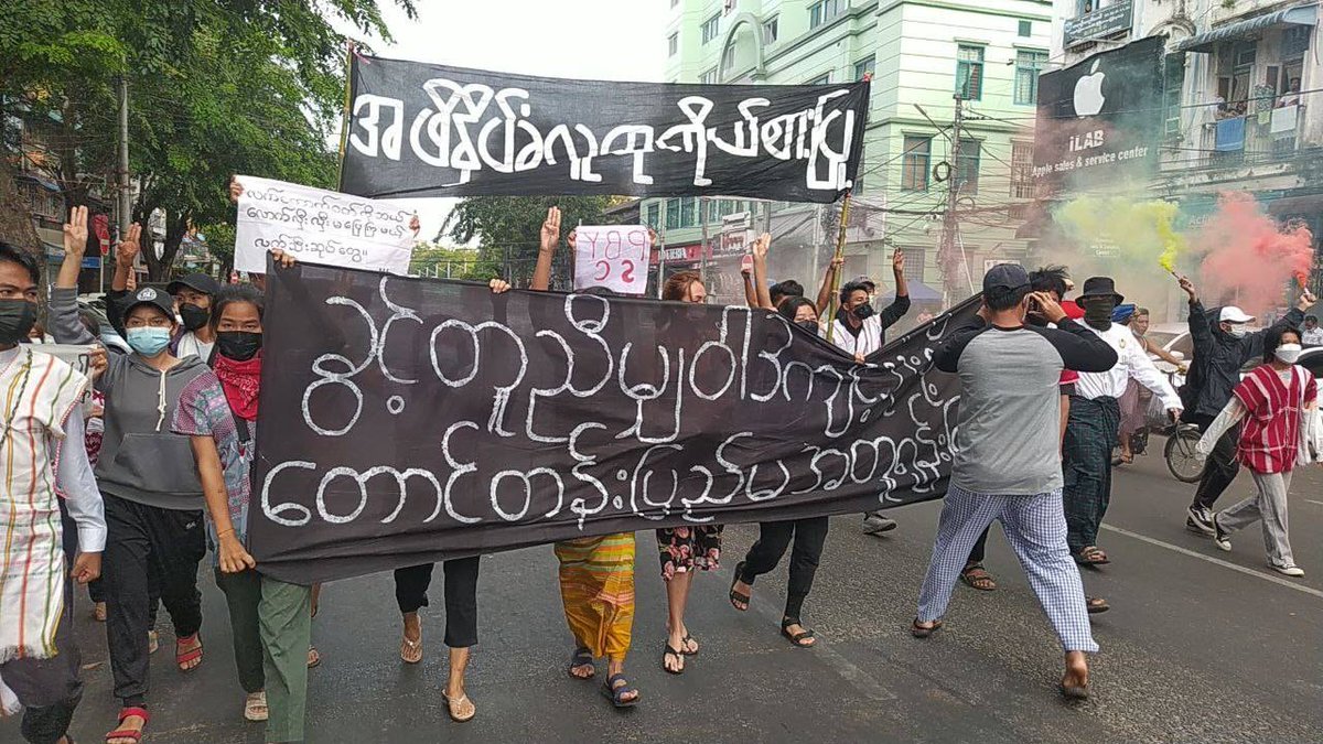 dvbburmese's tweet photo. ယနေ့ ညနေ‌ရန်ကုန်မြို့လယ်မှာ ' အဖိနှိပ်ခံလူထုကိုယ်စားပြု ' ဆိုတဲ့ မြို့နယ်အသီးသီးလူငယ်များသပိတ်စစ်ကြောင်းဟာ ' ခွင့်တူညီမျှဝါဒ ကျင့်သုံးဖို့ တောင်တန်းပြည်မ အတူရုန်းကြစို့ ' ဆိုတဲ့
ဘန်နာကိုင်ဆောင်ပြီး တိုင်းရင်းသား၀တ်စုံ ၊ အလံများဖြင့် ပြောက်ကြားသပိတ်တခု ပြုလုပ်။
Photos - GSC
#KYSC https://t.co/xhbDhya7iU