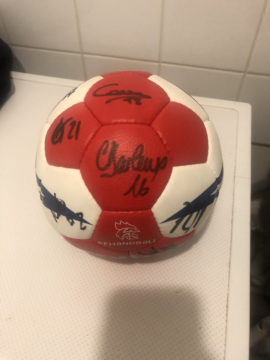 Caro_Dvz's tweet photo. Merci Bob @Butagaz 💙🤍❤️ un jour avant mon anniversaire 😍 #Bob #FraHandball #BleuEtFier https://t.co/uZq9SGyCHh