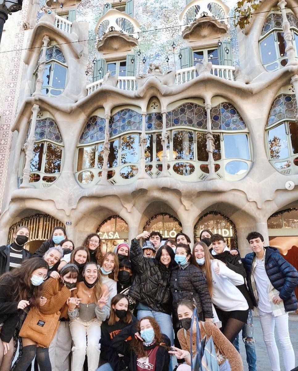 Bon dilluns a tothom! ✨😊

Els alumnes de 2n de #batxillerat d’Esart han sortit a veure la 𝗖𝗮𝘀𝗮 𝗕𝗮𝘁𝗹𝗹𝗼́ 𝗶 𝗹𝗮 𝗖𝗮𝘀𝗮 𝗱𝗲 𝗟𝗲𝘀 𝗣𝘂𝗻𝘅𝗲𝘀 amb la professora de 𝗙𝗼𝗻𝗮𝗺𝗲𝗻𝘁𝘀 𝗱𝗲 𝗹𝗲𝘀 𝗔𝗿𝘁𝘀.

Va ser un dia molt productiu i divertit alhora! 👏🏼