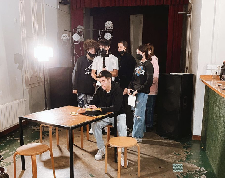 esartbtx's tweet photo. Els alumnes de 1r d’����𝘂𝗱𝗶𝗼𝘃𝗶𝘀𝘂𝗮𝗹𝘀 s'han encarregat de la preparació, gravació i postproducció de la felicitació audiovisual de Nadal de l'escola. 🎬

És un moment molt important per ells. Agafen consciència de la responsabilitat que suposa treballar per un client. 🤝 https://t.co/5DPKJKNuIx