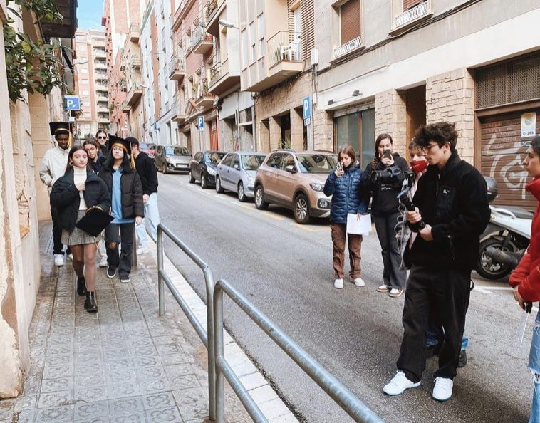 esartbtx's tweet photo. Els alumnes de 1r d’����𝘂𝗱𝗶𝗼𝘃𝗶𝘀𝘂𝗮𝗹𝘀 s'han encarregat de la preparació, gravació i postproducció de la felicitació audiovisual de Nadal de l'escola. 🎬

És un moment molt important per ells. Agafen consciència de la responsabilitat que suposa treballar per un client. 🤝 https://t.co/5DPKJKNuIx