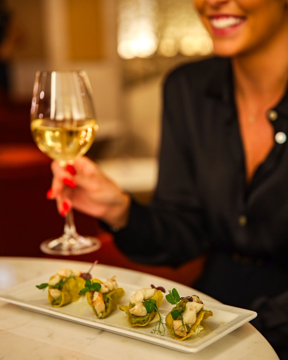 StRegisDXBPalm's tweet photo. Socialising has never been this sophisticated! Clink your wine glasses over our new menu selection. 

Book now at The St. Regis Bar +971 4 218 0175. #LiveExquisite https://t.co/1EBhDjdbBi