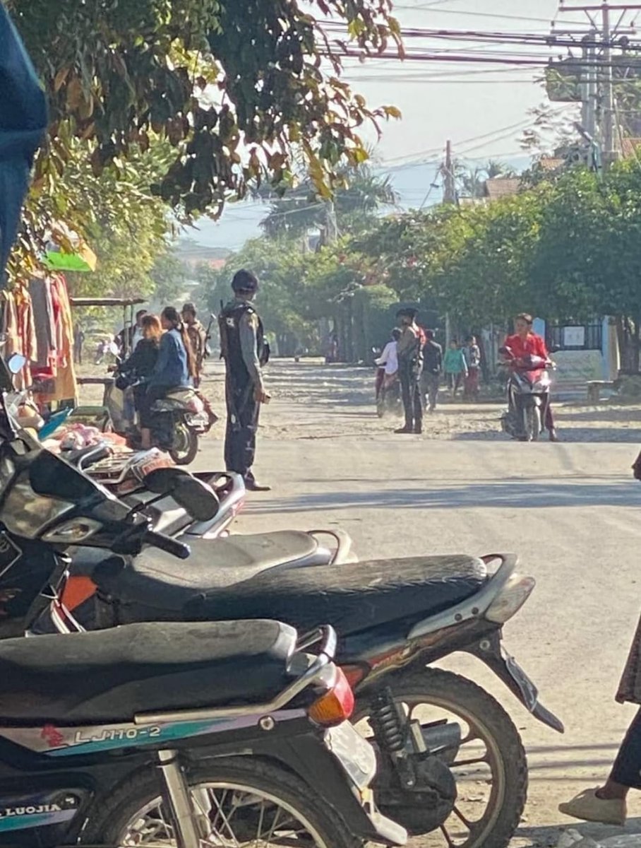 m_krl1's tweet photo. Military junta'sstarted abducting those if they found Click2Donate Application,a Fundraising app published by Myanmar youths, in their phone in #Kale town. Civilians are using this app to donate money for PDFs, refugees &amp; CDMers to get rid of Military. 
#WhatsHappeningInMyanmar https://t.co/Vfr6te1S9h