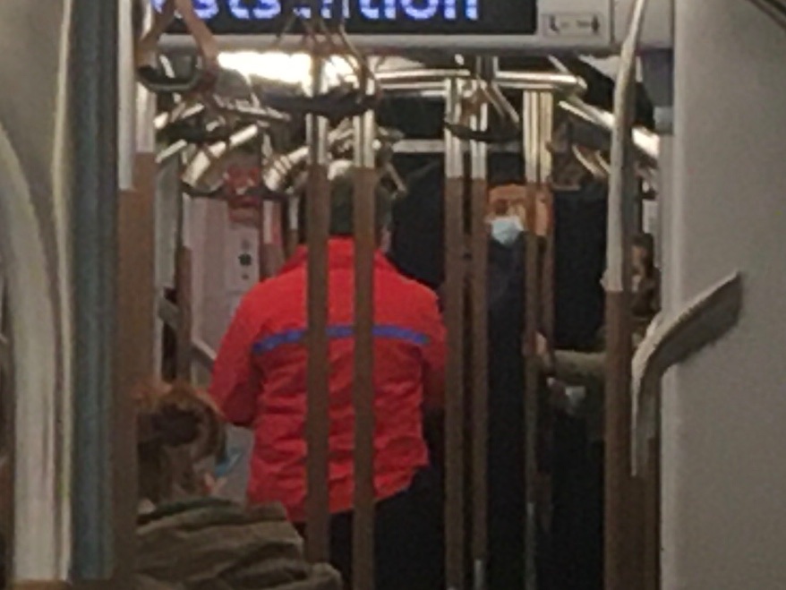 Guirlande d’accroche-portes dans le metro bruxellois, bien vite décrochée par le #PereNoel de la <a href="/STIBMIVB/">STIB-MIVB</a> #NePasDeranger #InMyName