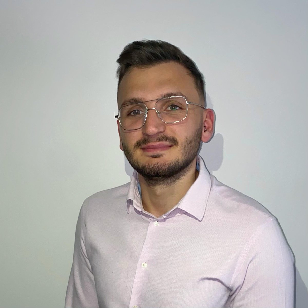 RelevantTraffic's tweet photo. Cada año elegimos entre los nuevos fichajes al #NewbieDelAño. Esa reciente que más ha destacado por su involucración. Aunque todos los nominados han destacado por ser geniales, fue Alberto Hervás, SEO Consultant, quien se llevó el premio. ¡A seguir dándole duro! #PremiosRT https://t.co/I03rInSkE8