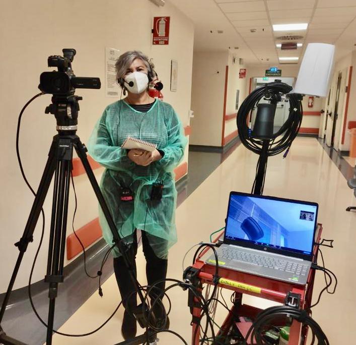 Assointerpreti's tweet photo. Interpretazione nell’era Covid: la nostra socia Paola Gringiani con la dotazione per svolgere una consecutiva da remoto durante un accreditamento di struttura ospedaliera.
#terp #1nt #assointerpreti https://t.co/XRWEjYqwtA