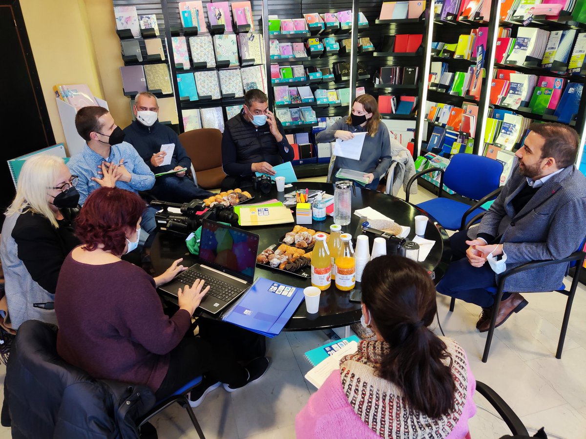 comunicacat's tweet photo. 📔 La marca de papereria #Oxford, de Flaçà (#Girona), presenta davant els mitjans de comunicació el pla d’inversions en producció i en logística del 2022 i dona a conèixer la facturació del 2021. Oxford és líder del sector a Espanya i a Portugal i forma part d’Hamelin Brands https://t.co/JHNmTSNGt8