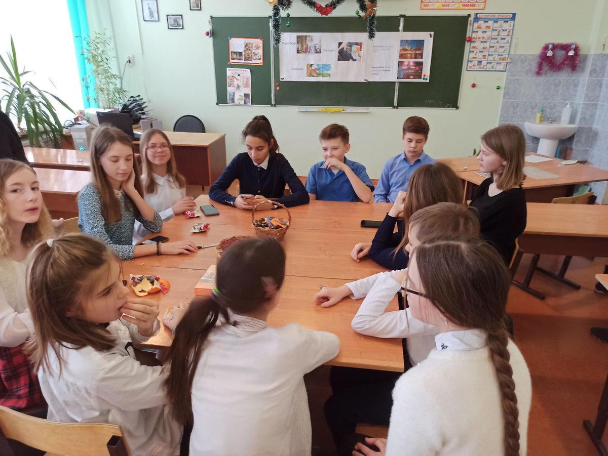 school51samara's tweet photo. Сегодня в 6 классе состоялся открытый урок, посвященный рождественским традициям разных стран. Ребята рассказали об обычаях Франции, Испании, Австралии и Германии, а также приготовили угощения!

Педагог: Надежда Владимировна Михайлова https://t.co/I6zChKm3mr