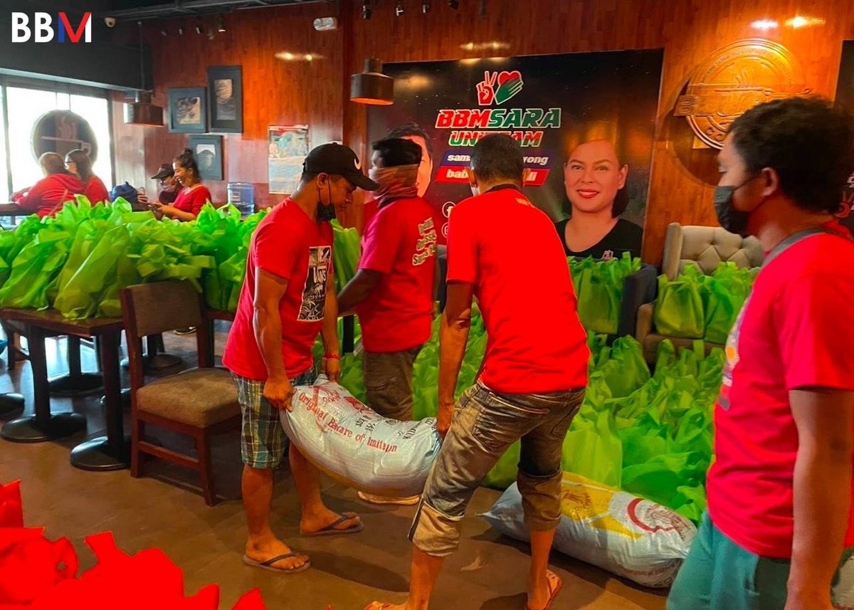 bongbongmarcos's tweet photo. Patuloy ang ating mga headquarters at volunteers sa CDO sa paghahatid ng agarang tulong sa kanilang komunidad.

Ipadayon ang maayong buhat mga kagay-anon! Maraming salamat po. https://t.co/vM4hlQzbbr