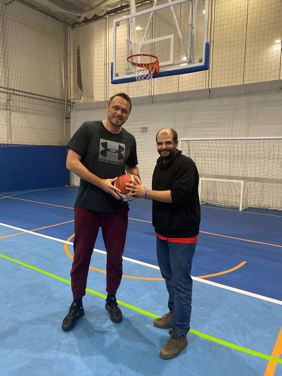 TirandoaFallar's tweet photo. ¡Programón disponible!

🎙@josempuertas

🇷🇸Memorias de Belgrado (III), con extensa entrevista a Željko Rebrača

🏀Además, con @LucasSaezBravo y @Vazquezball_USA repasamos cómo el coronavirus vuelve a marcar la agenda del baloncesto 🤦‍♂️

Link 👇https://t.co/M8gXkfOEFq https://t.co/20I0PsaM71