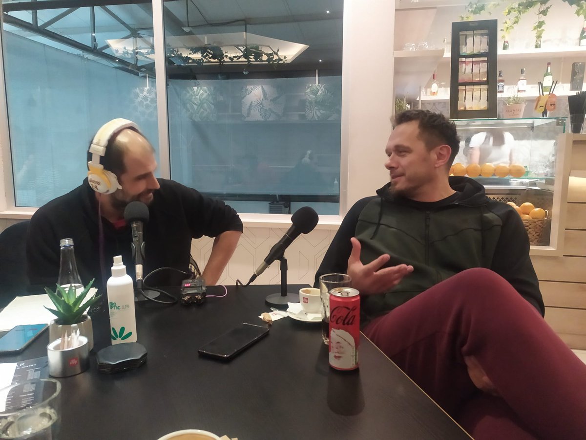 TirandoaFallar's tweet photo. ¡Programón disponible!

🎙@josempuertas

🇷🇸Memorias de Belgrado (III), con extensa entrevista a Željko Rebrača

🏀Además, con @LucasSaezBravo y @Vazquezball_USA repasamos cómo el coronavirus vuelve a marcar la agenda del baloncesto 🤦‍♂️

Link 👇https://t.co/M8gXkfOEFq https://t.co/20I0PsaM71