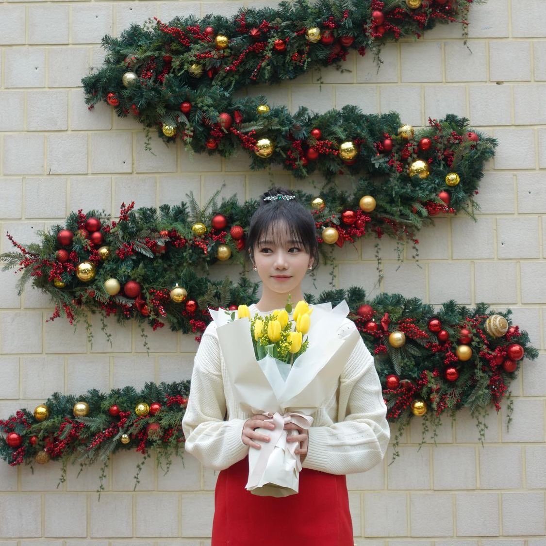 hyewonely's tweet photo. Can you see my smile blooms like a flower even in this cold day? 💐🌁 Don’t worry, this cold air doesn’t freezing my face. Since Christmas day is near, I’ve prepared a gift for Glassies. 🎄🧺🤍 https://t.co/Q5CJyGd7pI