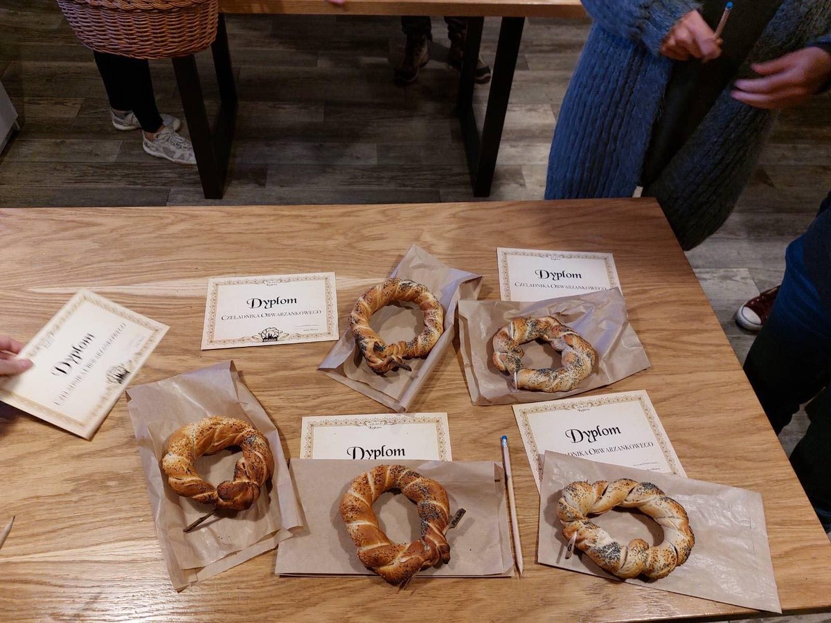 izds_zrs_kp's tweet photo. What a successful meeting planning teacher and policy-makers trainings🙌. Together with our @micreate2020 partners, we had a blast! Thanks to our Polish partners who taught us how to make obwarzanek krakowski (not to be confused with bagel🥯 or pretzel🥨). See you in Ljubljana👋! https://t.co/QxDiV3M60r