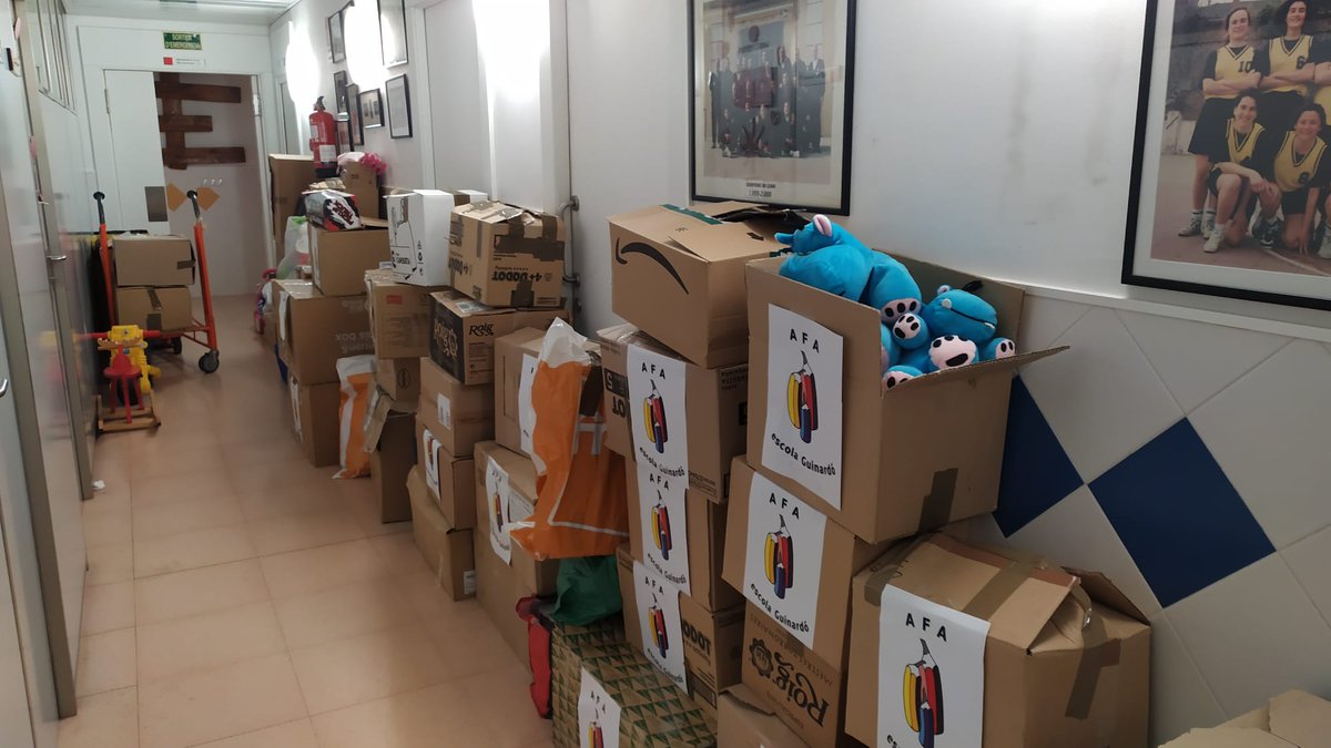 afa_escola's tweet photo. Una any més volem agrair a les famílies de l'@escolaguinardo la resposta a la campanya de #recollidadejoguines. 
Gràcies a les joguines reunides, moltes famílies del barri podran jugar i gaudir de les festes una mica més. Gràcies per la vostra #solidaritat.
@asmg31 @MasGuinardo https://t.co/23V4usz2nE