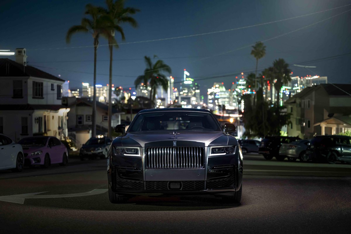 rollsroycecars's tweet photo. The darkened and subverted alter ego of #RollsRoyce #Ghost stands 'off-duty' in the streets of San Diego, California. 

#BlackBadgeGhost https://t.co/pGxgghaxUD