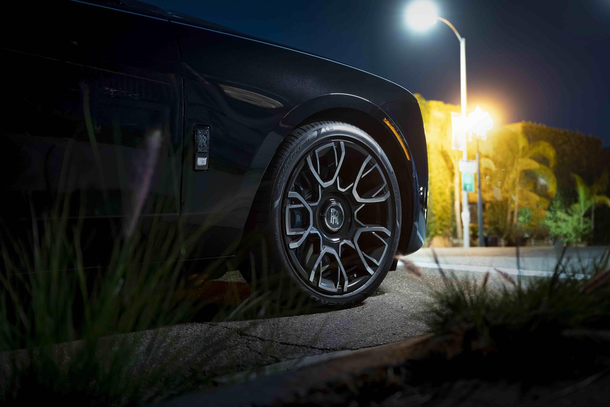 rollsroycecars's tweet photo. The darkened and subverted alter ego of #RollsRoyce #Ghost stands 'off-duty' in the streets of San Diego, California. 

#BlackBadgeGhost https://t.co/pGxgghaxUD