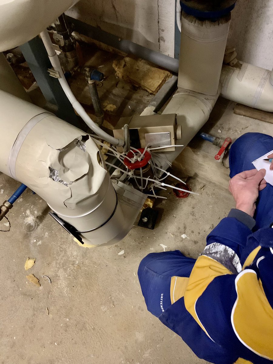 IGHabersaath's tweet photo. Wusstet ihr eigentlich das Monteure des Versorgers Vattenfall von Manipulation und Sabotage sprechen beim Anblick (der Bilder) nach Demontage Steuergerät SAMSON😳🥶🧐 Heizungsanlage seit Wochen lau:
Kabelbinder Reparatur 🤡
#ArcadiaEstates
#KälteMobbing
#Habersaathstrasse 40-48 https://t.co/SWJXNFq1Dg