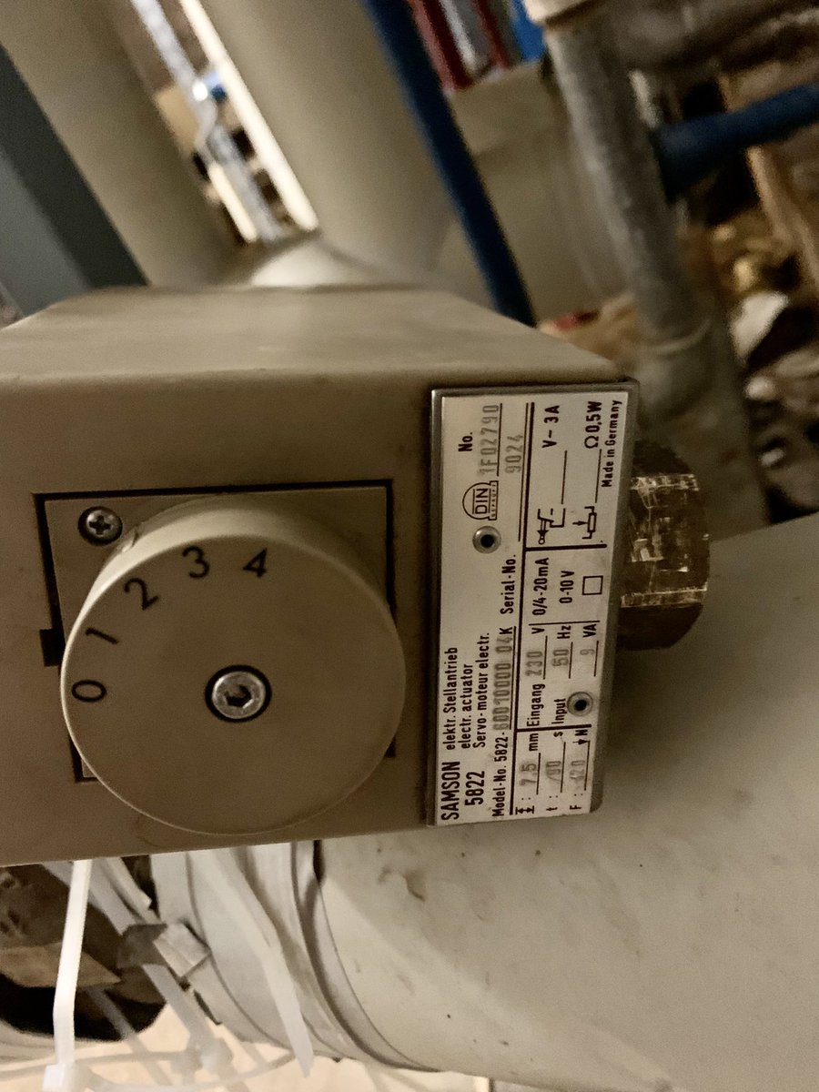 IGHabersaath's tweet photo. Wusstet ihr eigentlich das Monteure des Versorgers Vattenfall von Manipulation und Sabotage sprechen beim Anblick (der Bilder) nach Demontage Steuergerät SAMSON😳🥶🧐 Heizungsanlage seit Wochen lau:
Kabelbinder Reparatur 🤡
#ArcadiaEstates
#KälteMobbing
#Habersaathstrasse 40-48 https://t.co/SWJXNFq1Dg