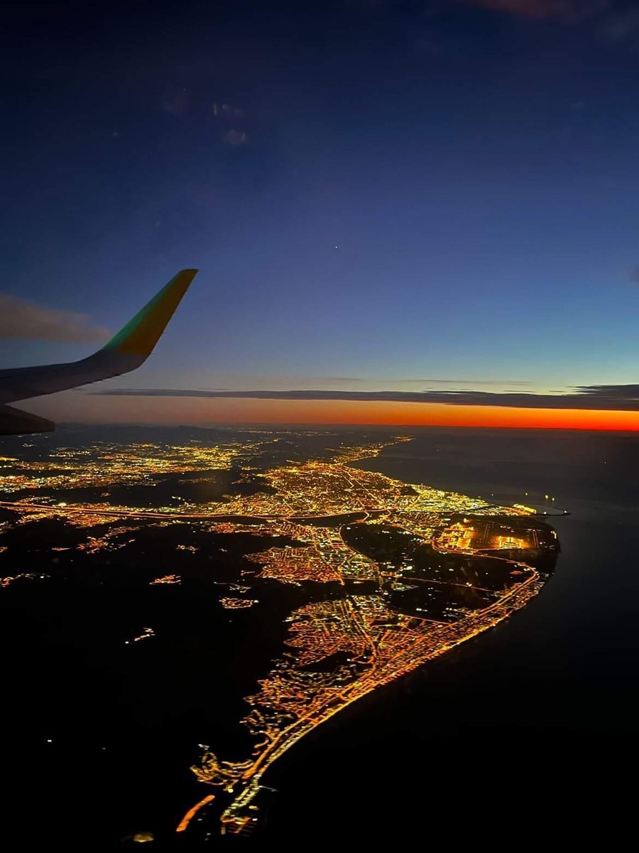 VisitBCN_FR's tweet photo. Barcelone et sa zone métropolitaine vues du ciel... Pouvez-vous repérer la Diagonal d’en haut ? 🎈

📷 © ari.mrtn (IG)

#VisitBarcelonaXMas https://t.co/p4JP4qrFst