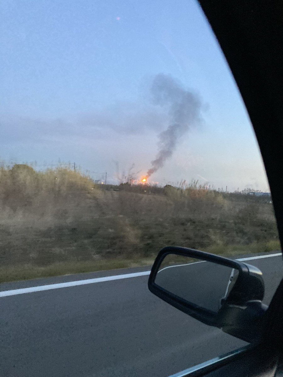 sergid91's tweet photo. @_ChristopheSion @aeqt @Repsol @perearagones @CelNet_Francoli @BASF_ES En foto realment no s'aprecia la GRANDÍSSIMA contaminació que hi ha. És com viure dins una foguera de Sant Joan permanentment. Els carrera plens de "boira", molta pudor a fum, per no parlar del que costa dormir amb el soroll que fa https://t.co/dQAf3lqGFp