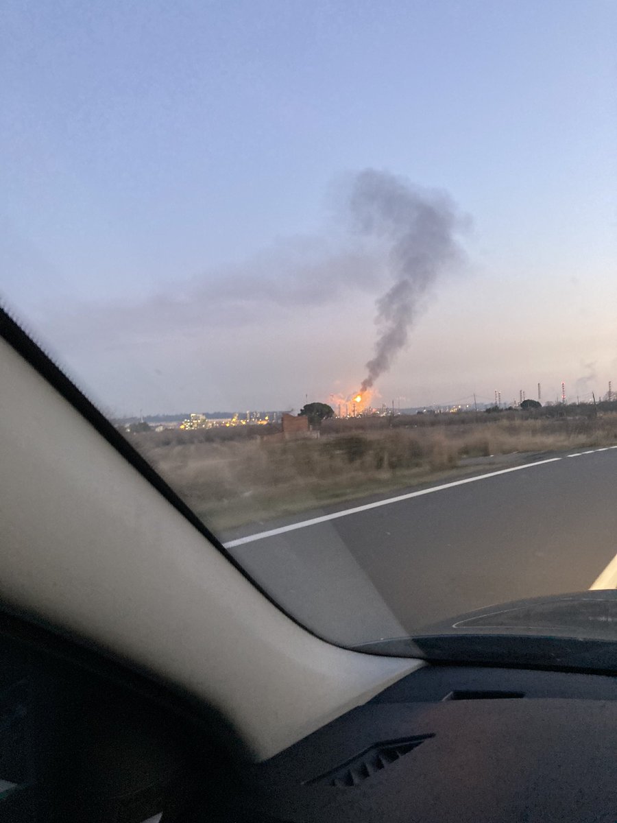 sergid91's tweet photo. @_ChristopheSion @aeqt @Repsol @perearagones @CelNet_Francoli @BASF_ES En foto realment no s'aprecia la GRANDÍSSIMA contaminació que hi ha. És com viure dins una foguera de Sant Joan permanentment. Els carrera plens de "boira", molta pudor a fum, per no parlar del que costa dormir amb el soroll que fa https://t.co/dQAf3lqGFp